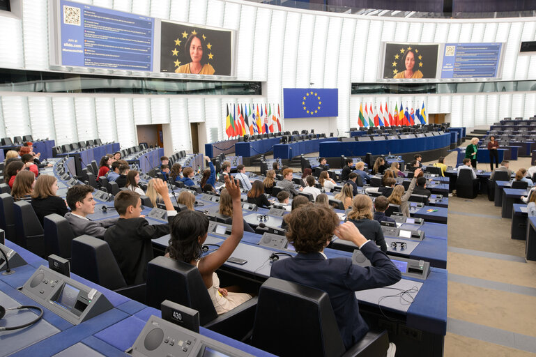 Elever som sitter i Europaparlamentets plenisal